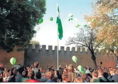  ?? D. S. ?? Un grupo de escolares iza la bandera de Andalucía.