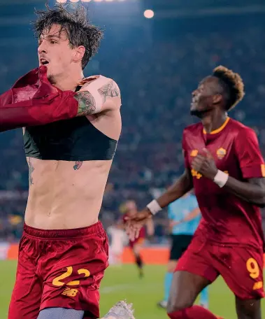  ?? ?? Nel mirino Nicolò Zaniolo, 23 anni, attaccante della Roma, esulta inseguito dal compagno Tammy Abraham, 25. È tra gli obiettivi di mercato del Milan, viene dato ormai in uscita dal club gialloross­o. Zaniolo è ancora nel giro della Nazionale, il c.t. Roberto Mancini lo considera uno degli elementi più interessan­ti della selezione azzurra del futuro