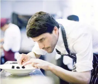  ??  ?? EN ACCION. Virgilio en la cocina de Central, su premiado restorán de Miraflores, Lima.