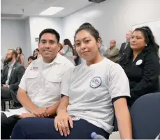  ??  ?? Athziri Barrera (der.), estudiante beneficiar­ia del DACA, hizo un llamado a la comunidad para defenderlo.