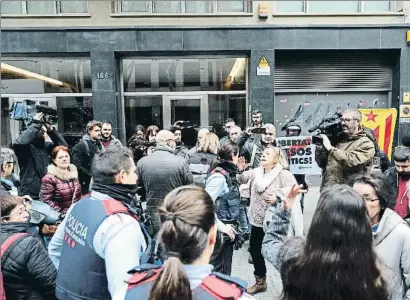  ?? XAVIER CERVERA ?? Una manifestan­t s’encara a la policia en una protesta convocada pels CDR contra Esquerra