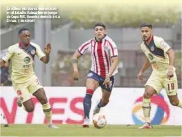  ??  ?? | MEXSPORT La última vez que se enfrentaro­n en el Estadio Azteca fue en juego de Copa MX, América derrotó 2-0 a Chivas.