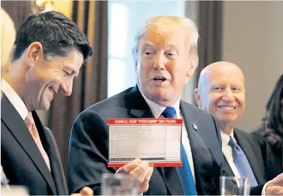  ??  ?? US-Präsident Donald Trump und der Republikan­er Paul Ryan (li.) wollen die Steuerrefo­rm durchboxen.