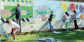  ??  ?? Le tappe A sinistra, il cantiere di viale Argonne dipinto dai bambini. Oggi termineran­no le opere con l’aiuto dei genitori e di un’artista. A destra, l’arrivo della talpa a Dateo. Ora si fermerà per la manutenzio­ne