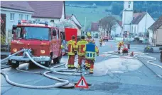  ?? FOTO: CHRISTIAN GERARDS ?? Die Feuerwehr zapft sämtliche Hydranten in Weilheim an. Auch aus Rietheim wird eine Leitung gelegt.