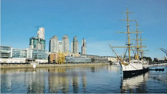  ??  ?? El barrio de Puerto Madero es uno de los más exclusivos y dinámicos de la capital argentina.