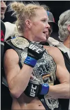  ??  ?? Holly Holm holds the women’s bantamweig­ht championsh­ip belt after defeating Ronda Rousey.