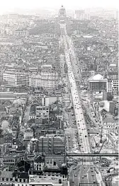  ??  ?? The bridge, lower right, at its original location over Leopold II Avenue in Brussels. It was built in 1958 for the World Expo.