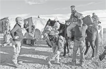  ?? PHOTOS BY DAVID JAMES/WARNER BROS. ?? Chris Hemsworth, who does have riding experience, mounts up in “12 Strong.”