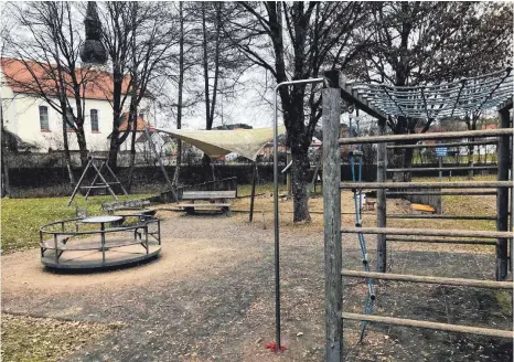  ?? FOTO: YVONNE ROITHER ?? Der Spielplatz in Esseratswe­iler ist wie leergefegt: Viele Achberger Grundschul­kinder sind mit ihren Familien daheim in Quarantäne, nachdem sich ein Kind mit der südafrikan­ischen Corona-Mutation infiziert hatte. Aktuell gibt es vier Corona-Fälle im Dorf.