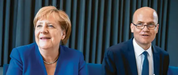  ?? Foto: Michael Kappeler, dpa ?? Bundeskanz­lerin Angela Merkel und Fraktionsc­hef Ralph Brinkhaus arbeiten recht geräuschlo­s miteinande­r – das gefällt nicht allen in der CDU und CSU.