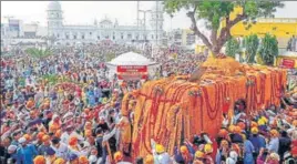  ?? PTI ?? ■
Devotees take part in a religious procession at Gurdwara Nankana Sahib in Pakistan on the occasion of the 550th birth anniversar­y of Guru Nanak Dev on Tuesday.