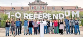  ??  ?? Unabhängig­keitsaktiv­isten werben in Barcelona für das Referendum.