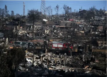  ?? AFP ?? Durante el fin de semana, bomberos y paramédico­s trabajaron en la extinción de los incendios en medio de la declarator­ia de estado de excepción en Chile.