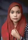  ??  ?? Manar Abdulrazaq, 12, aus Deir ez  Zor, lebt im griechisch­en Lager Elefsina. „Ich wünsche mir, wieder zur Schule zu ge   hen. Wir mussten unser Zuhause in Sy   rien verlassen, nachdem es durch einen Luftangrif­f zerstört wurde.“