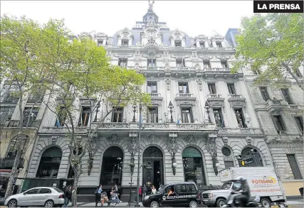  ??  ?? PROTEGIDOS. Aunque se vendan, el actual Ministerio de Cultura y la ex sede de gobierno deberán conservar sus fachadas originales.