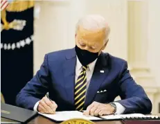  ??  ?? El presidente Biden durante la firma de las órdenes.