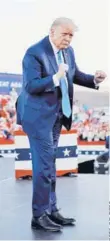  ??  ?? ► Trump hace gestos a sus partidario­s en Arizona.