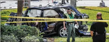 ?? GREG LOVETT / THE PALM BEACH POST ?? Police investigat­e after armed robbery suspects fled the scene crashing into several vehicles at Palmetto Park Road in Boca Raton on Monday.