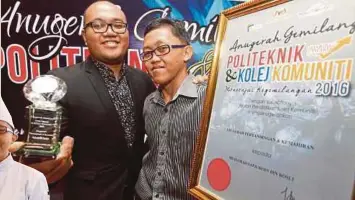  ??  ?? MUHAMMAD Safiuddin menunjukka­n pingat diterima bersama Asfarul.