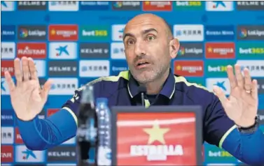  ??  ?? Abelardo Fernández, en la sala de prensa de la Ciudad Deportiva, durante una conferenci­a.