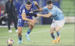  ?? Foto: efe ?? El defensa del Getafe Juan Iglesias disputa el balón ante el defensa del Celta galán