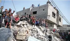  ?? (WAFA) ?? Citizens continue to search for survivors under rubble of homes in Rafah, south of Gaza Strip on Wednesday