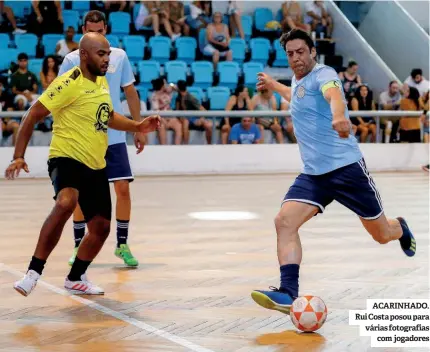  ?? ?? ACARINHADO. Rui Costa posou para várias fotografia­s com jogadores