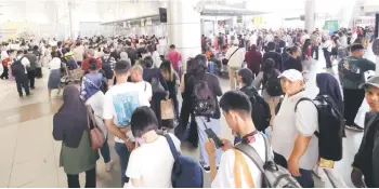  ?? ?? Passengers affected by the flight cancellati­on at the Kota Kinabalu Internatio­nal Airport.