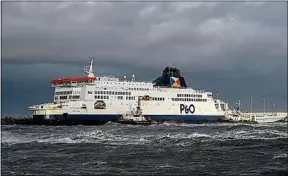  ??  ?? Le ferry de la compagnie P&O s’est échoué sur un banc de sable.