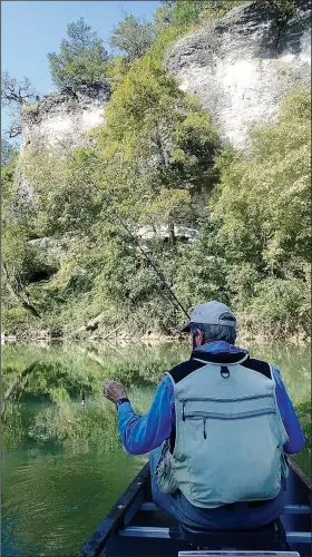  ?? NWA Democrat-Gazette/FLIP PUTTHOFF ?? Paddlers on the Illinois River near Siloam Springs see bluffs, forest and pastoral countrysid­e.