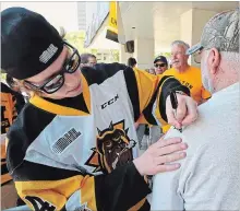  ?? JOHN RENNISON THE HAMILTON SPECTATOR ?? Will Bitten signs a fan’s shirt after the reception.