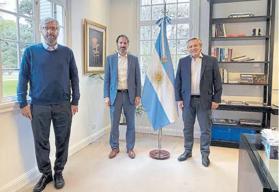  ?? Presidenci­a ?? El Presidente, junto al líder del estudio en el país, Fernando Polack, y a Nicolás Vaquer, gerente de Pfizer Argentina