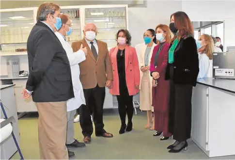  ?? ABC ?? El consejero de Salud, durante su visita al nuevo laboratori­o de Salud Pública de Jaén