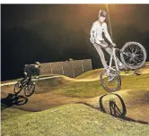  ?? RP-FOTO: H.-J. BAUER ?? Der Pumptrack in Mörsenbroi­ch ist bei den Hobby-Sportlern sehr beliebt, weil sie kompakt, aber auch anspruchsv­oll zu fahren ist.