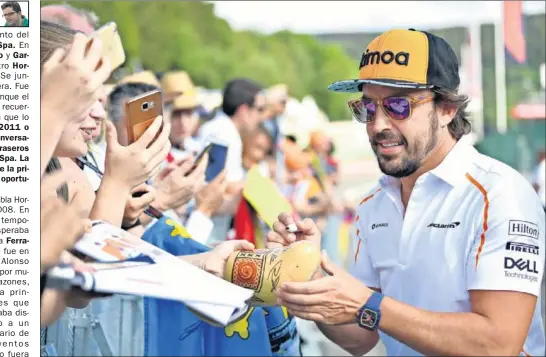  ??  ?? PENDIENTES DEL ESPAÑOL. Alonso firmó muchos autógrafos en la primera jornada del gran premio post-anuncio de su adiós a la F1 en 2019.