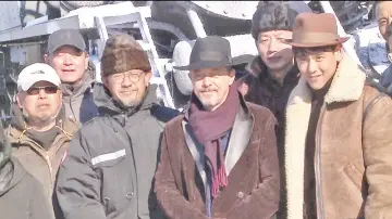  ??  ?? Jiang Wen (third from left) with cast of ‘Hidden Man’ which takes the second place at box office.