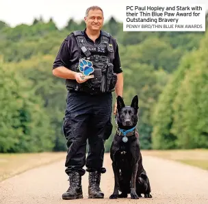  ?? PENNY BIRD/THIN BLUE PAW AWARDS ?? PC Paul Hopley and Stark with their Thin Blue Paw Award for Outstandin­g Bravery