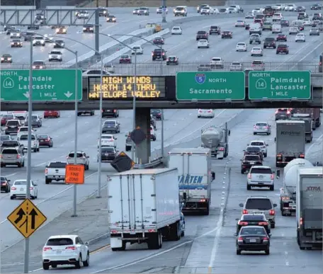  ?? Myung J. Chun Los Angeles Times ?? AN ELECTRONIC sign on the 5 Freeway in Sylmar warns of high winds through the Antelope Valley. Record gusts are forecast.