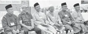  ??  ?? BAPLIK (kiri), Rozman (dua kiri), Simsudin Sidek (tiga kiri) bersama tetamu lain pada majlis itu.