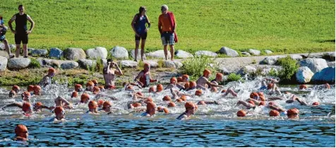  ?? Foto: Oliver Reiser ?? Ein ungewohnte­s Bild in diesen kalten Tagen. Über 300 Sportlerin­nen und Sportler sollen sich nach den Wünschen der Organisato­ren am 16. Juni in die Fluten des Rothsee stürzen, wenn der Startschus­s zum zweiten Zusser Schwarzbrä­u Nullinger Triathlon fällt.