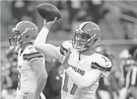  ?? CHARLES REX ARBOGAST/AP ?? Browns quarterbac­k Brock Osweiler, right, warms up before a preseason game against the Bears on Thursday in Chicago.