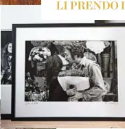  ??  ?? FOTO & TAPPEZZERI­E In alto, lo scatto preferito: John Lennon e Yoko Ono, a Cannes nel 1971, di Claude Azoulay. A sinistra. Tovaglia a fiorellini “indiennes”, piatti, bicchieri e posate del mercatino per la tavola cozy di Gabriella.