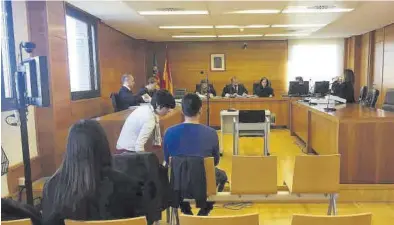  ?? BIGNÉ ?? Imagen del hostelero chino y su traductora en el banquillo de los acusados de la Audiencia Provincial.