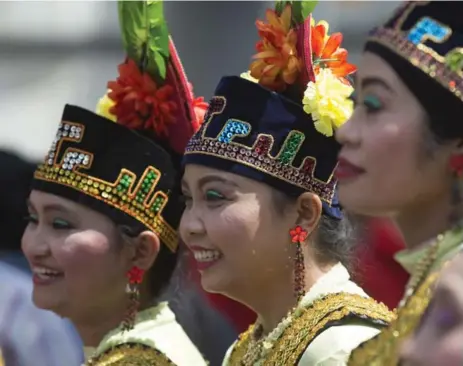  ?? RICK MADONIK PHOTOS/TORONTO STAR ?? Yonge-Dundas Square hosted the first Indonesian Street festival, sponsored by the Indonesian consulate and expats living here on Sunday.