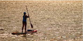  ?? Symbolfoto: Axel Heimken/dpa ?? Geplant ist unter anderem ein Pool, in dem man Standup-Paddling ausprobier­en kann.