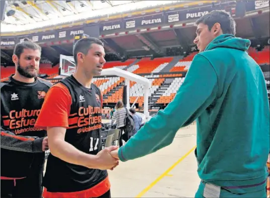  ??  ?? CAPITANES ESPAÑOLES. Rafa Martínez y Carlos Suárez se saludaban ayer, antes del entrenamie­nto de Unicaja, en la Fonteta.