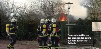  ??  ?? Feuerwehrk­räfte vor der brennenden Sauna auf dem BäderlandG­elände