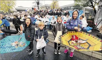  ??  ?? Zur besonderen Verwendung: So ein Regenschir­m ist doch auch gut zum Auffangen von Süßigkeite­n geeignet, wie diese cleveren Umzugsbesu­cher zeigen.