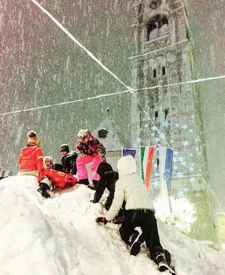  ??  ?? Regina dei giochi Divertimen­to sotto la neve ieri sera a Cortina. Foto da Instagram di Elisa Camussi